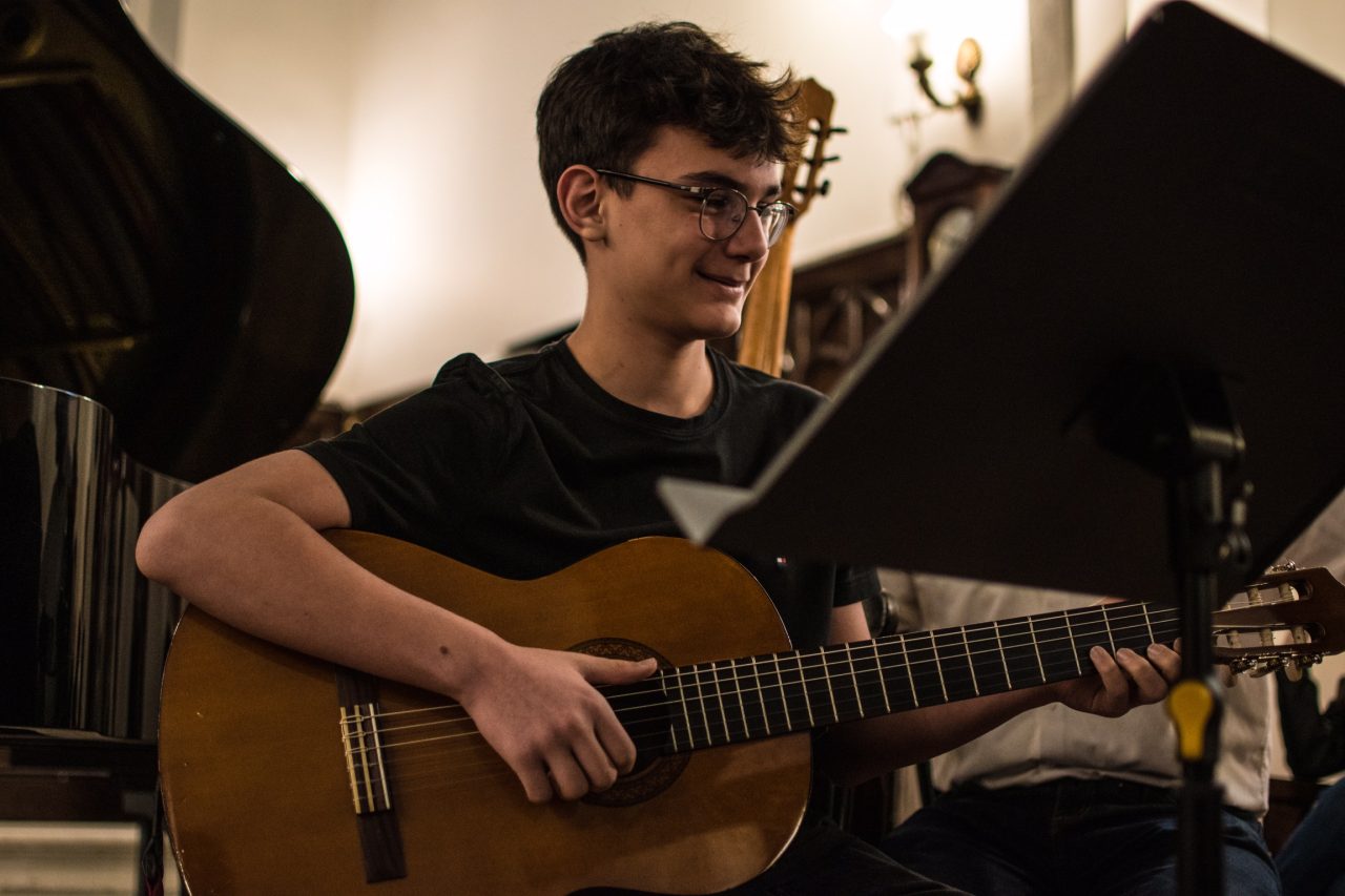 Ataşehir Maya Müzik Kursunda Gitar çalarak eğlenen öğreci